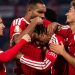 لاعبو بايرن ميونخ يحتفلون معًا بقمصانهم الحمراء بعد هدف في كأس ألمانيا