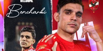 أشرف بن شرقي بقميص الأهلي الأحمر