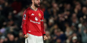 تقرير- جماهير مانشستر يونايتد تهاجم برونو وتدعم كاريك