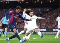 صراع على الكرة بين لاعبي برشلونة وريال مدريد أمام جماهير كامب نو في الكلاسيكو
