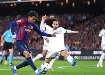 صراع على الكرة بين لاعبي برشلونة وريال مدريد أمام جماهير كامب نو في الكلاسيكو