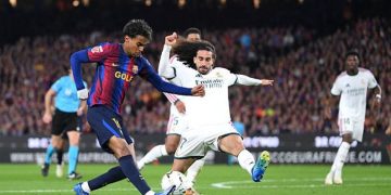 صراع على الكرة بين لاعبي برشلونة وريال مدريد أمام جماهير كامب نو في الكلاسيكو