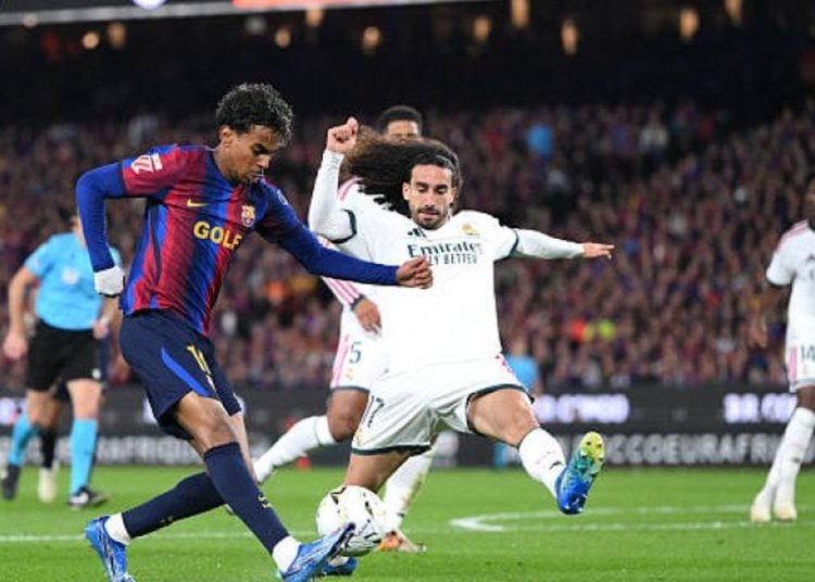 صراع على الكرة بين لاعبي برشلونة وريال مدريد أمام جماهير كامب نو في الكلاسيكو