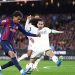 صراع على الكرة بين لاعبي برشلونة وريال مدريد أمام جماهير كامب نو في الكلاسيكو