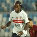 شيكو بانزا لاعب الزمالك بقميصه الأبيض خلال مباراة