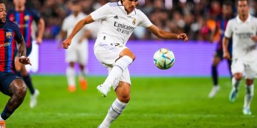 مواجهة بين لاعبي ريال مدريد وبرشلونة في الكلاسيكو