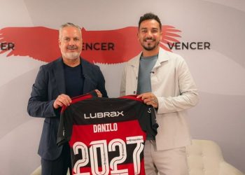 دانييلو مع مسؤول فلامنغو يحملان قميص DANILO 2027