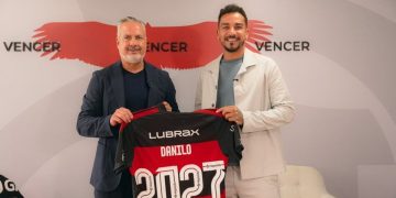 دانييلو مع مسؤول فلامنغو يحملان قميص DANILO 2027