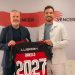 دانييلو مع مسؤول فلامنغو يحملان قميص DANILO 2027