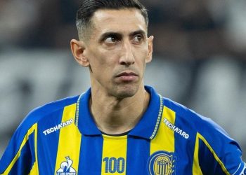 أنخيل دي ماريا لاعب روزاريو سنترال بقميصه الأزرق والأصفر خلال مباراة