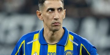 أنخيل دي ماريا لاعب روزاريو سنترال بقميصه الأزرق والأصفر خلال مباراة