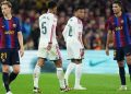 لاعبو ريال مدريد يحملون مورينيو على الأكتاف في غرفة الملابس بعد الكلاسيكو