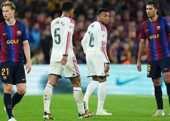 لاعبو ريال مدريد يحملون مورينيو على الأكتاف في غرفة الملابس بعد الكلاسيكو