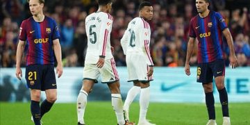 لاعبو ريال مدريد يحملون مورينيو على الأكتاف في غرفة الملابس بعد الكلاسيكو
