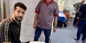 سعد ناطق يتعرض لكسر في الساق ويشن هجومًا عنيفًا على أرضية ملعب المدينة