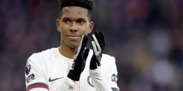 إستيفاو لاعب تشيلسي بقميصه الأبيض خلال مباراة