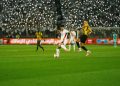 محمد حمد لاعب الزمالك بقميصه الأبيض يلعب الكرة خلال مباراة أمام المقاولون