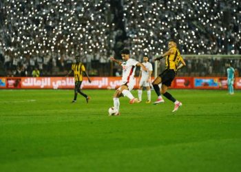 محمد حمد لاعب الزمالك بقميصه الأبيض يلعب الكرة خلال مباراة أمام المقاولون