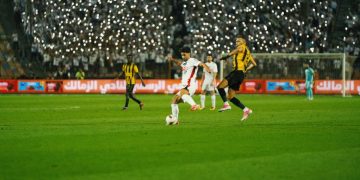 محمد حمد لاعب الزمالك بقميصه الأبيض يلعب الكرة خلال مباراة أمام المقاولون