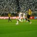 محمد حمد لاعب الزمالك بقميصه الأبيض يلعب الكرة خلال مباراة أمام المقاولون
