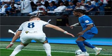 واتكينز ونيفيز يقودان الهلال للفوز على الفتح بثنائية في دوري روشن