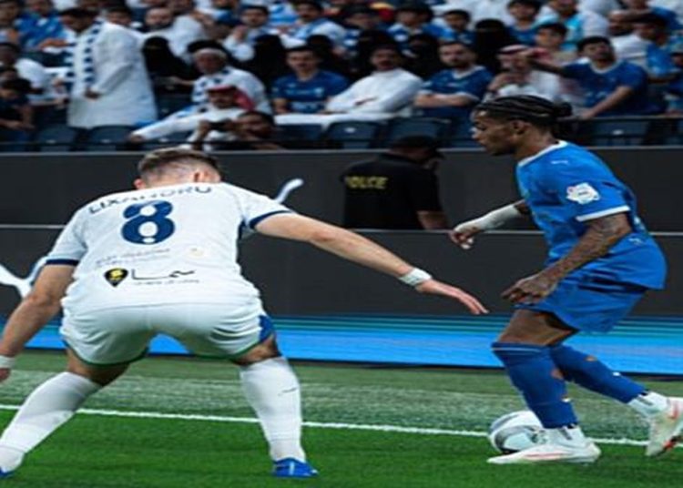 واتكينز ونيفيز يقودان الهلال للفوز على الفتح بثنائية في دوري روشن