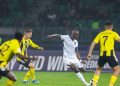 لاعب اتحاد جدة بقميصه الأبيض أمام لاعبي نيفتشي