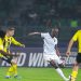 لاعب اتحاد جدة بقميصه الأبيض أمام لاعبي نيفتشي