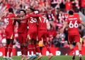 لاعبو ليفربول يحتفلون معًا بقمصانهم الحمراء في ملعب أنفيلد