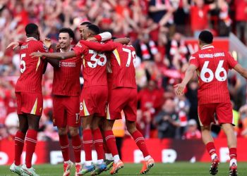 لاعبو ليفربول يحتفلون معًا بقمصانهم الحمراء في ملعب أنفيلد