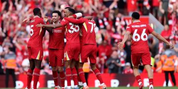 لاعبو ليفربول يحتفلون معًا بقمصانهم الحمراء في ملعب أنفيلد