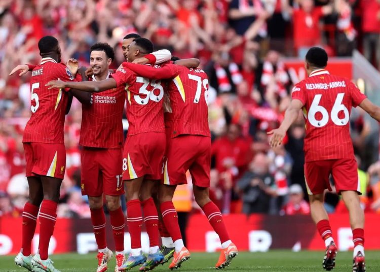 لاعبو ليفربول يحتفلون معًا بقمصانهم الحمراء في ملعب أنفيلد