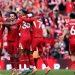 لاعبو ليفربول يحتفلون معًا بقمصانهم الحمراء في ملعب أنفيلد