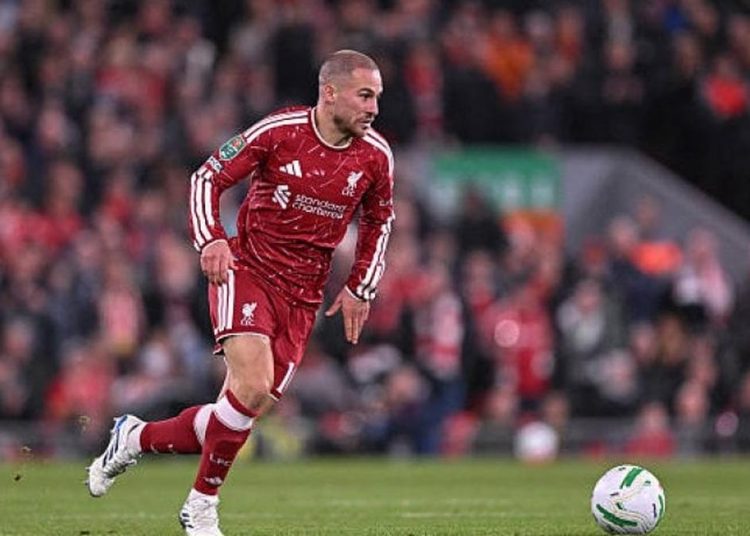 ماك أليستر لاعب ليفربول بقميصه الأحمر خلال مباراة