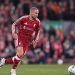ماك أليستر لاعب ليفربول بقميصه الأحمر خلال مباراة