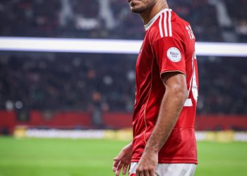 لاعب الأهلي بقميصه الأحمر في الملعب