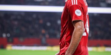 لاعب الأهلي بقميصه الأحمر في الملعب