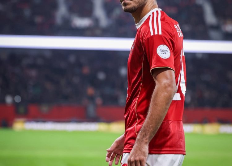 لاعب الأهلي بقميصه الأحمر في الملعب