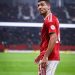 لاعب الأهلي بقميصه الأحمر في الملعب