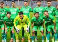 لاعبو النادي المصري البورسعيدي بقمصانهم الخضراء قبل مباراة