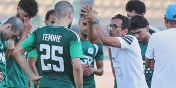 أحمد سامي مع لاعبي المصري
