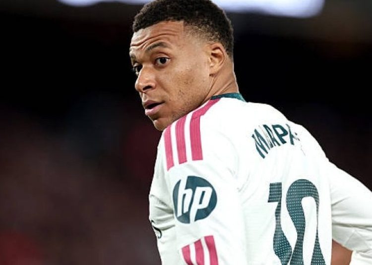 كيليان مبابي بقميص ريال مدريد