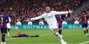 كيليان مبابي لاعب ريال مدريد يحتفل بهدف في الكلاسيكو