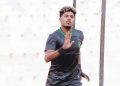 لاعب مودرن سبورت بقميص الفريق الداكن