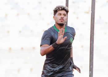 لاعب مودرن سبورت بقميص الفريق الداكن