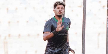 لاعب مودرن سبورت بقميص الفريق الداكن
