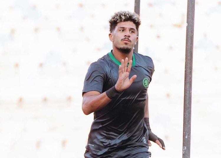 لاعب مودرن سبورت بقميص الفريق الداكن