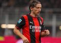 لوكا مودريتش لاعب ميلان بقميصه الأحمر والأسود خلال مباراة