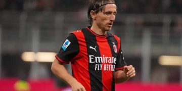 لوكا مودريتش لاعب ميلان بقميصه الأحمر والأسود خلال مباراة