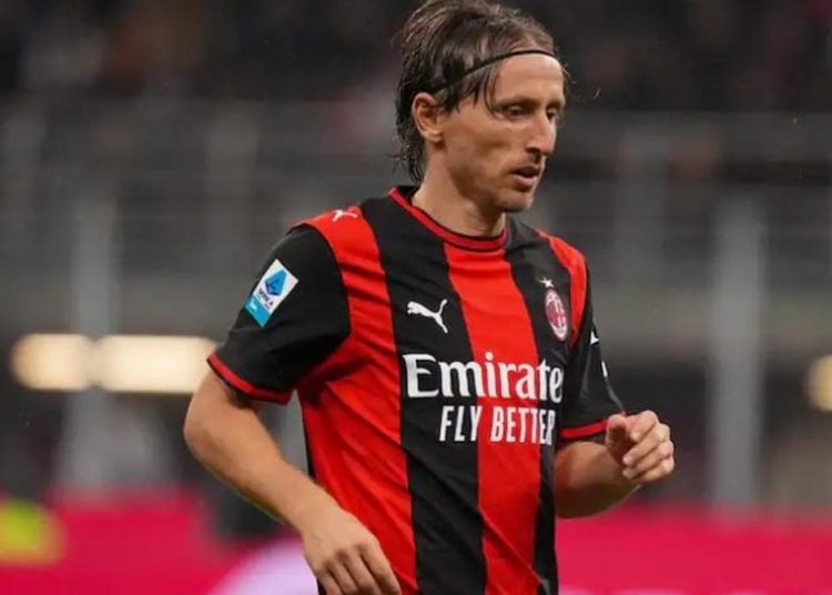 لوكا مودريتش لاعب ميلان بقميصه الأحمر والأسود خلال مباراة